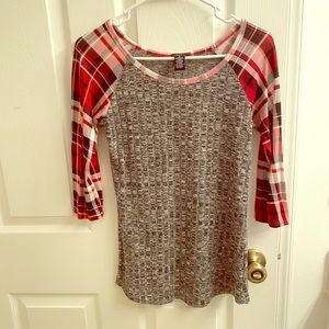 Women’s flannel/grey 3/4 sleeve top